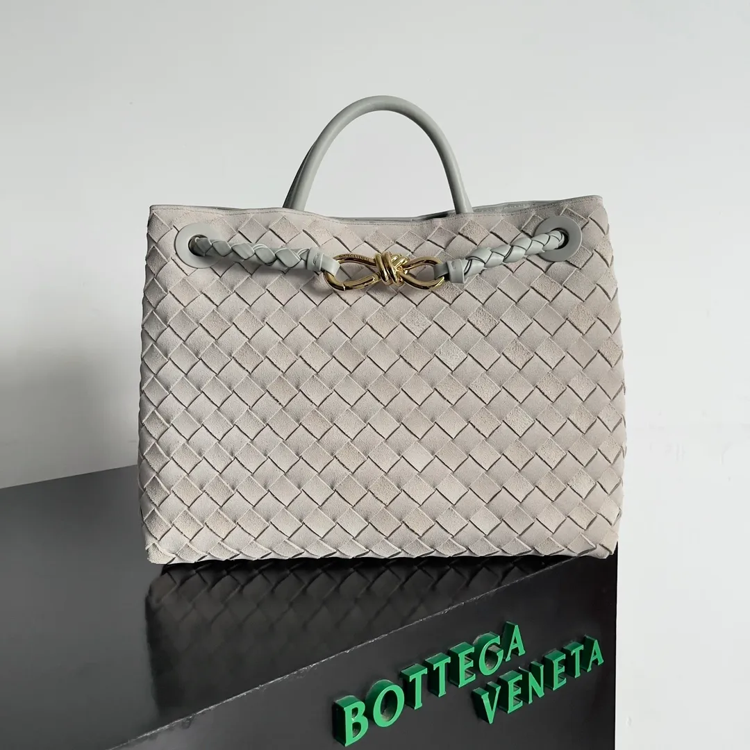 The 2023 new Andiamo batch of 2260 BV has been shipped‼ ️Really popular🔥The new Andiamo woven handbag launched by Bottega Veneta this season is really popular all over the world! ! Celebrities at home and abroad have worn it, and Oscar-winning actress Michelle Yeoh has taken it out on the street. Song Jia, Trai Yara, Yu Feihong, Sanji Ayaka, Rosie Hunting-Whiteley, Yoshioka Riho, etc. have all picked up this bag. It is classic and versatile, showing off its temperament, and the bag capacity is also large, which is very convenient for daily commuting! ! A variety of carrying methods, the shoulder straps can be adjusted by yourself, the original lambskin feels soft and delicate, and the neutral style is made to break gender boundaries and bring a more practical and long-lasting use experience. Andiamo, which has both elegant and casual styles, perfectly interprets the true appearance of "fashionable old money style". Style number: 743572 Size: 32*24*12